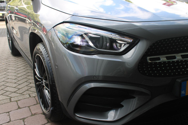 Mercedes-Benz GLA 250 e AMG Line | PANORAMISCH SCHUIF/KANTEL DAK | SFEER VERLICHTING | ELEKTRISCH BEDIENBARE VOORSTOELEN MET GEHEUGENFUNCTIE EN "ZITKINEMATICA" | DRAADLOZE APPLE CARPLAY/ANDROID AUTO | NIGHT PAKKET: DAKRELING ZWART, ZIJRUITEN EN ACHTERRUITEN ZWART, LICHTMETALEN VELGEN 19" ZWART | HEAD UP DISPLAY | REALITY-NAVIGATIE  | 360° CAMERA | MULTI BEAM LED KOPLAMPEN | DODEHOEK DETECTIE | ADAPTIVE CRUISE CONTROL | KEYLESS GO | ELEKTRISCH BEDIENBARE ACHTERKLEP | DRAADLOZE TELEFOONLADER | PREMIUM AUDIO | STOEL VERWARMING |