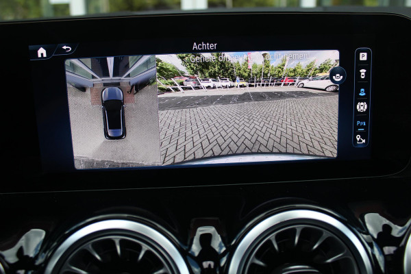 Mercedes-Benz GLA 250 e AMG Line | PANORAMISCH SCHUIF/KANTEL DAK | SFEER VERLICHTING | ELEKTRISCH BEDIENBARE VOORSTOELEN MET GEHEUGENFUNCTIE EN "ZITKINEMATICA" | DRAADLOZE APPLE CARPLAY/ANDROID AUTO | NIGHT PAKKET: DAKRELING ZWART, ZIJRUITEN EN ACHTERRUITEN ZWART, LICHTMETALEN VELGEN 19" ZWART | HEAD UP DISPLAY | REALITY-NAVIGATIE  | 360° CAMERA | MULTI BEAM LED KOPLAMPEN | DODEHOEK DETECTIE | ADAPTIVE CRUISE CONTROL | KEYLESS GO | ELEKTRISCH BEDIENBARE ACHTERKLEP | DRAADLOZE TELEFOONLADER | PREMIUM AUDIO | STOEL VERWARMING |