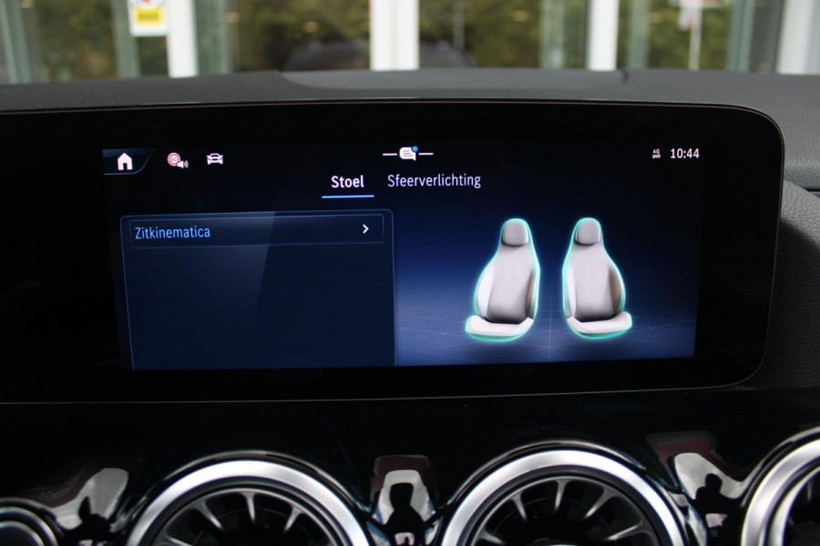 Mercedes-Benz GLA 250 e AMG Line | PANORAMISCH SCHUIF/KANTEL DAK | SFEER VERLICHTING | ELEKTRISCH BEDIENBARE VOORSTOELEN MET GEHEUGENFUNCTIE EN "ZITKINEMATICA" | DRAADLOZE APPLE CARPLAY/ANDROID AUTO | NIGHT PAKKET: DAKRELING ZWART, ZIJRUITEN EN ACHTERRUITEN ZWART, LICHTMETALEN VELGEN 19" ZWART | HEAD UP DISPLAY | REALITY-NAVIGATIE  | 360° CAMERA | MULTI BEAM LED KOPLAMPEN | DODEHOEK DETECTIE | ADAPTIVE CRUISE CONTROL | KEYLESS GO | ELEKTRISCH BEDIENBARE ACHTERKLEP | DRAADLOZE TELEFOONLADER | PREMIUM AUDIO | STOEL VERWARMING |