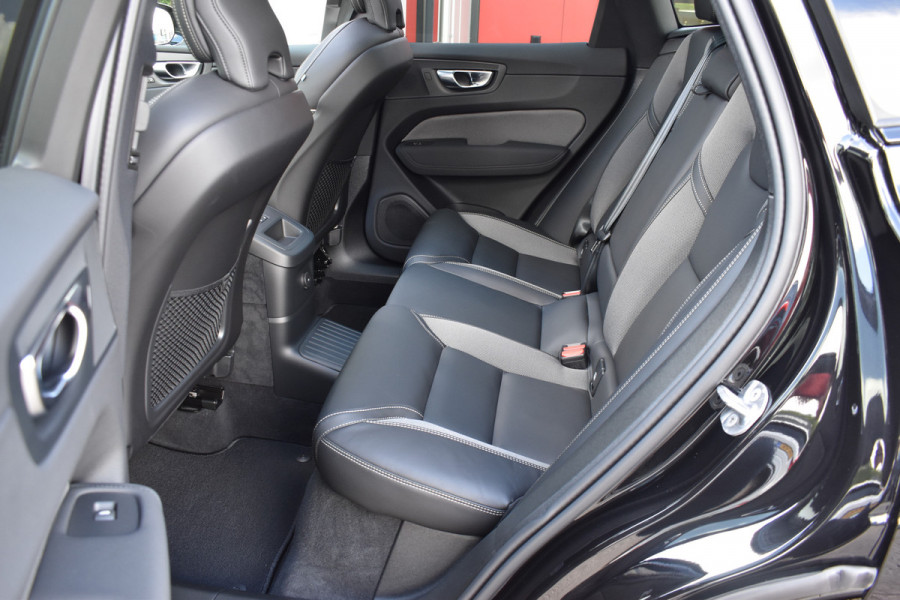 Volvo XC60 T6 350PK AWD Ultra Black Edition | BLIS | HUD | Panodak | Stoelverwarm Voor/Achter | Adapt. Cruise | H&K |