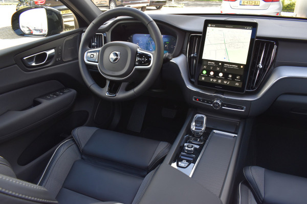 Volvo XC60 T6 350PK AWD Ultra Black Edition | BLIS | HUD | Panodak | Stoelverwarm Voor/Achter | Adapt. Cruise | H&K |