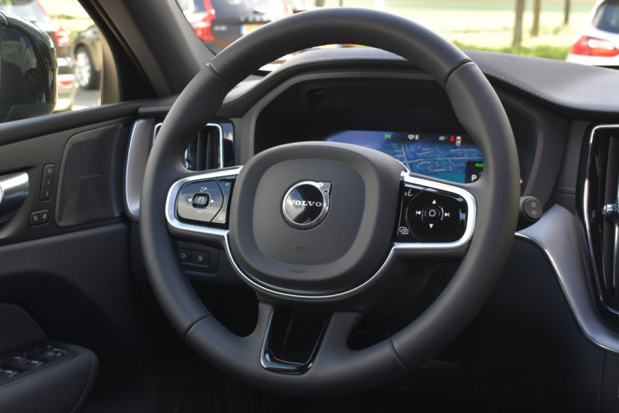 Volvo XC60 T6 350PK AWD Ultra Black Edition | BLIS | HUD | Panodak | Stoelverwarm Voor/Achter | Adapt. Cruise | H&K |