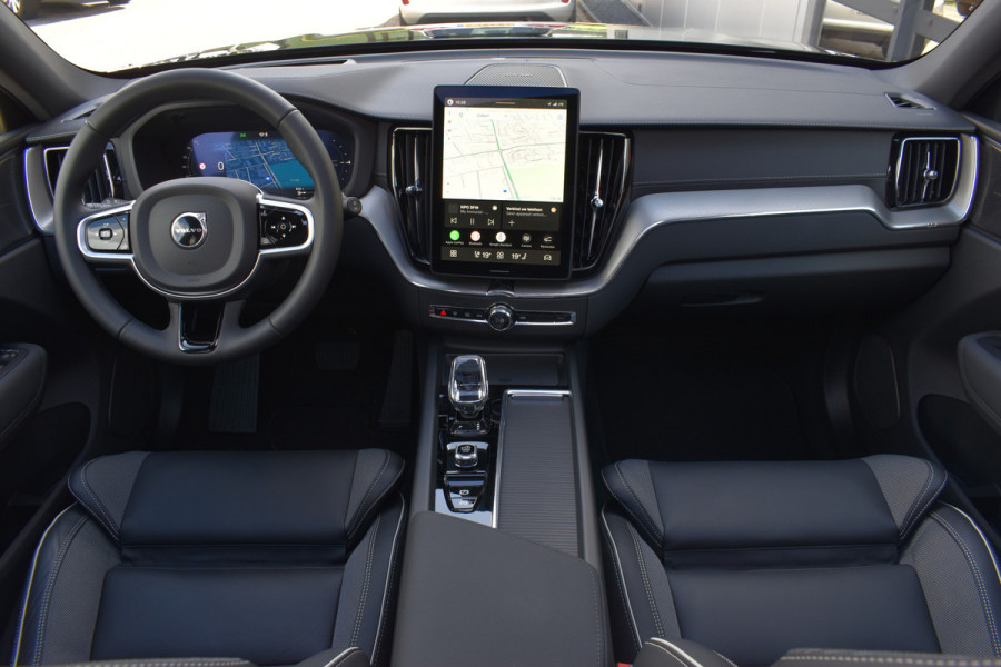 Volvo XC60 T6 350PK AWD Ultra Black Edition | BLIS | HUD | Panodak | Stoelverwarm Voor/Achter | Adapt. Cruise | H&K |