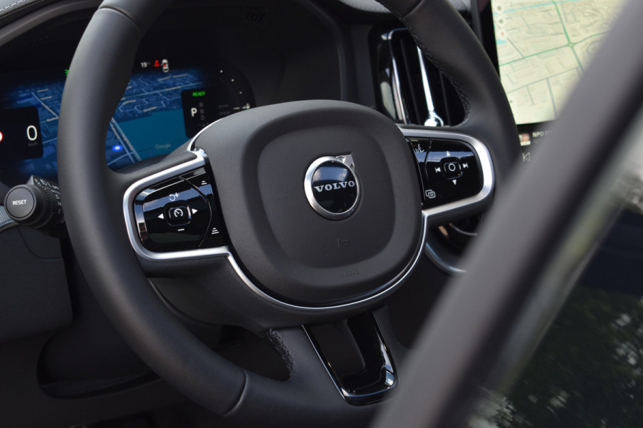 Volvo XC60 T6 350PK AWD Ultra Black Edition | BLIS | HUD | Panodak | Stoelverwarm Voor/Achter | Adapt. Cruise | H&K |