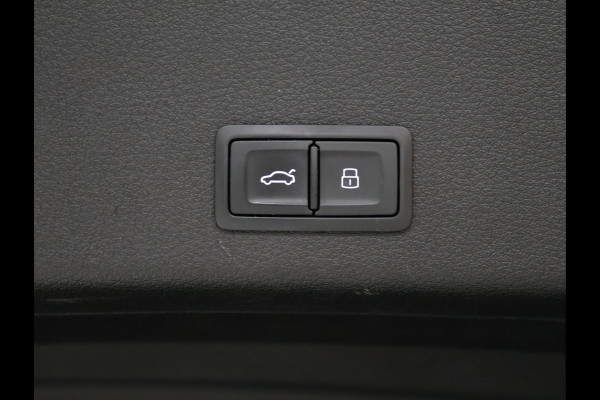 Audi e-tron e-tron 55 quattro advanced 95 kWh Sport [ADAPTIVE CRUISE, TREKHAAK AFNEEMBAAR, APPLE CARPLAY, ANDROID, MEMORY SEATS, CAMERA, VOL LEDER, STOELVERWARMING, CLIMATE, NIEUWSTAAT]
