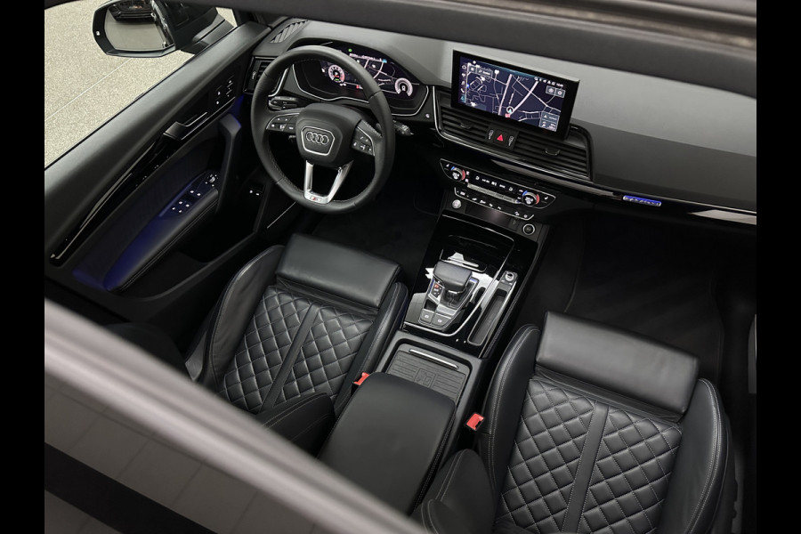 Audi Q5 Sportback 300pk TFSI e S-Line Competition | #RS-Leder | Luchtvering | 360 Camera | Panorama | B&O | ACC | SQ5 Diffuser | Sfeerverlichting | Trekhaak | Stoelverwarming V+A | LED-Matrix | Keyless-Entry | Memory | Zonwering | Standkachel | Stuurverwarming | 21 inch | Black-Optic | Carplay |