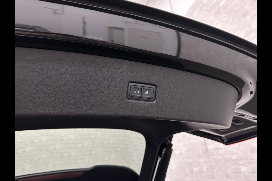 Audi Q5 Sportback 300pk TFSI e S-Line Competition | #RS-Leder | Luchtvering | 360 Camera | Panorama | B&O | ACC | SQ5 Diffuser | Sfeerverlichting | Trekhaak | Stoelverwarming V+A | LED-Matrix | Keyless-Entry | Memory | Zonwering | Standkachel | Stuurverwarming | 21 inch | Black-Optic | Carplay |