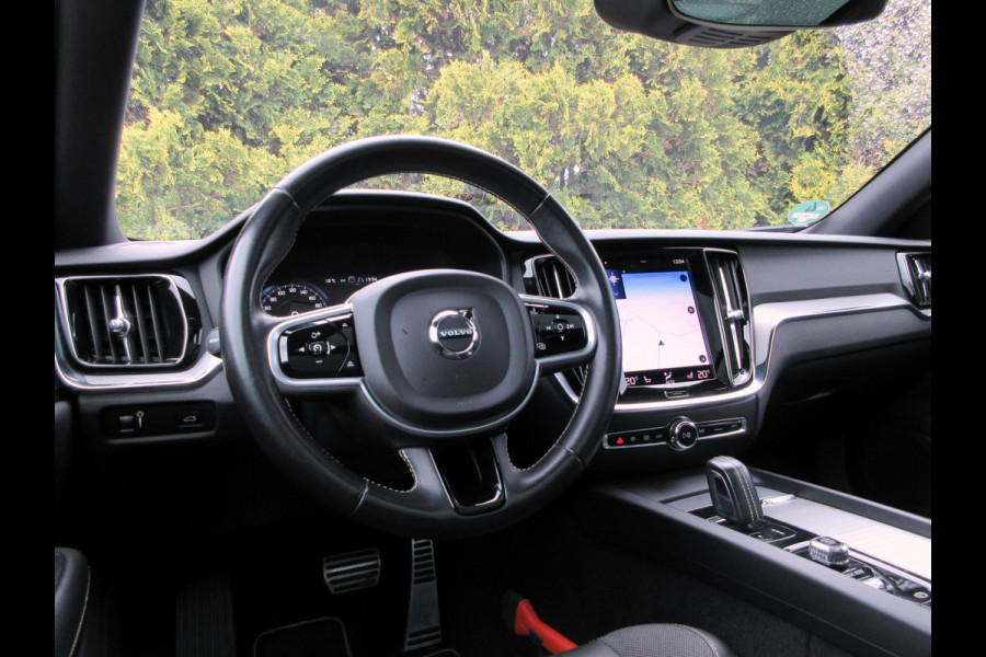 Volvo V60 2.0 B3 R-Design Automaat * Pano * Trekhaak *