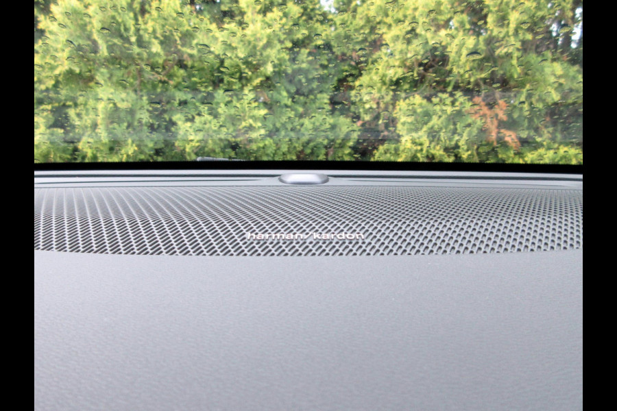 Volvo V60 2.0 B3 R-Design Automaat * Pano * Trekhaak *