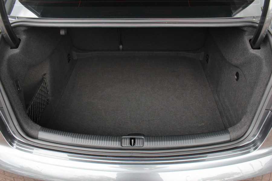 Audi A3 Limousine 1.5 TFSI CoD Sport S Line Edition / Navigatie / Parkeerhulp V+A / 18'' / Half Leder / Sportstoelen / Cruise Control