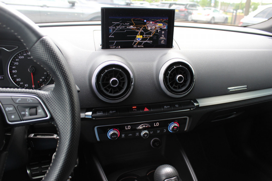 Audi A3 Limousine 1.5 TFSI CoD Sport S Line Edition / Navigatie / Parkeerhulp V+A / 18'' / Half Leder / Sportstoelen / Cruise Control
