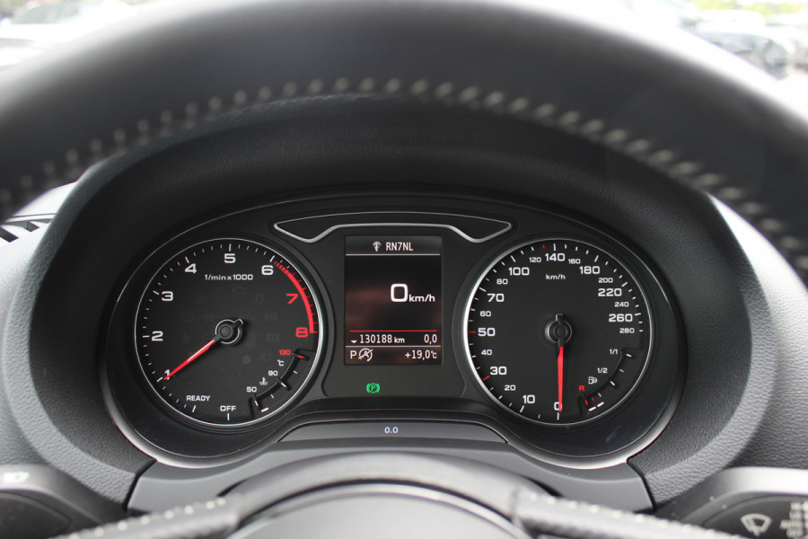 Audi A3 Limousine 1.5 TFSI CoD Sport S Line Edition / Navigatie / Parkeerhulp V+A / 18'' / Half Leder / Sportstoelen / Cruise Control