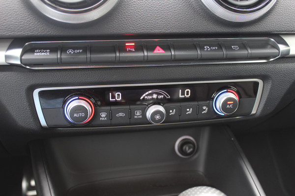 Audi A3 Limousine 1.5 TFSI CoD Sport S Line Edition / Navigatie / Parkeerhulp V+A / 18'' / Half Leder / Sportstoelen / Cruise Control