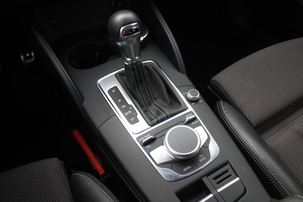 Audi A3 Limousine 1.5 TFSI CoD Sport S Line Edition / Navigatie / Parkeerhulp V+A / 18'' / Half Leder / Sportstoelen / Cruise Control