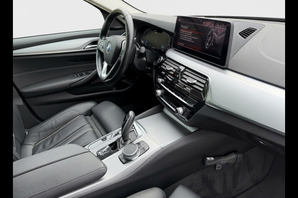 BMW 5 Serie Touring 530e Business Edition Plus, panoramadak, electr trekhaak, laser led , camera, 1 e eigenaar, NL auto met nap