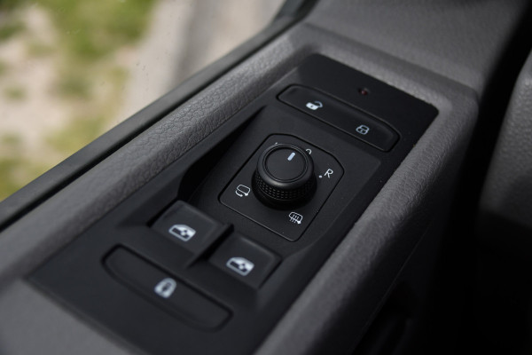 Volkswagen Transporter 2.0 TDI L2H1 30 DC Bulli Edition Adaptieve Cruise, Camera, Carplay, LED, Stoelverwarming, Standkachel, Automaat, Multimedia, Sensoren, Uniek!