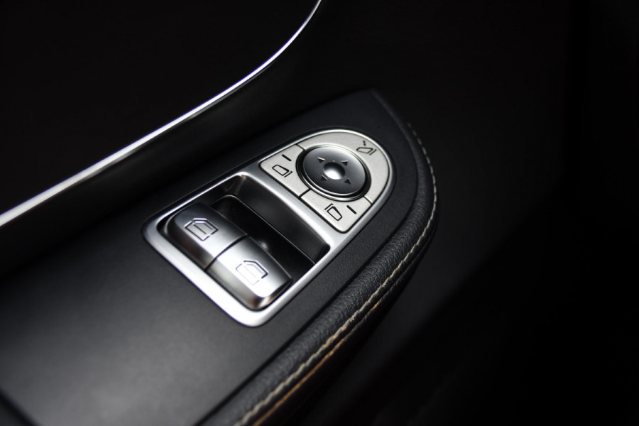 Mercedes-Benz V-Klasse 300d L2 DC AMG Edition Adaptieve Cruise, 360 Camera, Carplay, Stoelverwarming/verkoeling, 240pk, LED, Leder, Automaat, Uniek!