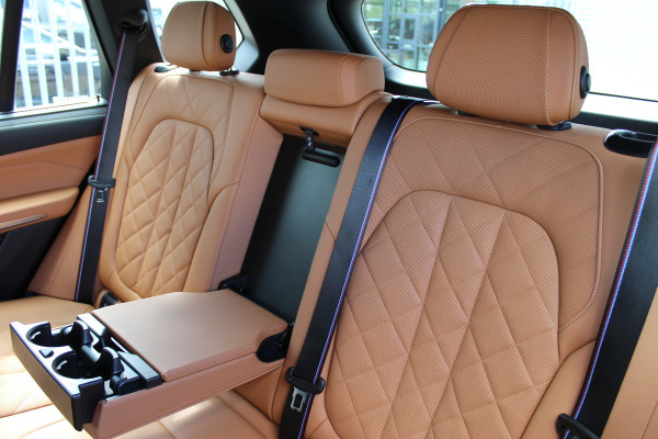BMW X5 xDrive50e M-Sport Pro | Vierwielbesturing | Trekhaak | Spoilerpakket | H&K | Panoramadak | Luchtvering