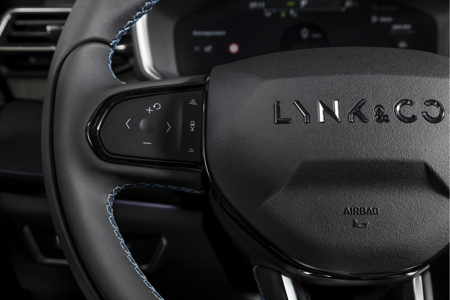 Lynk & Co 01 1.5 PHEV 261PK MY24 | Donkere hemel | 7.4 kWh Boordlader | Stoel-+Stuurverw. |  360 Camera | S/K-panodak | Adapt. Cruise | Memory | Elek. klep | LM 20" | 1538