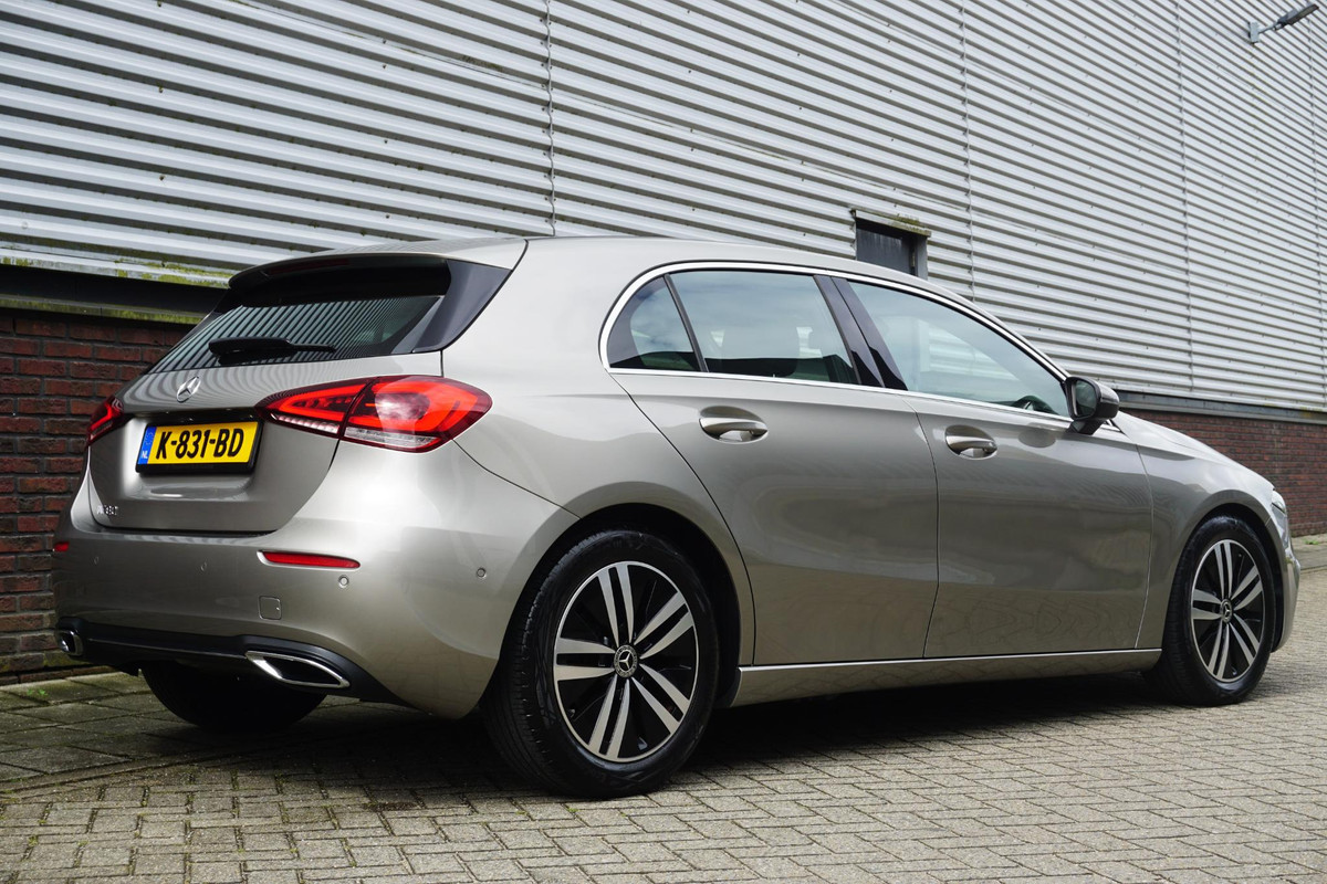 Mercedes-Benz A-Klasse 180 Luxury/Sportstoelen/leer/Sfeerverlichting/ Widescreen/Carplay.