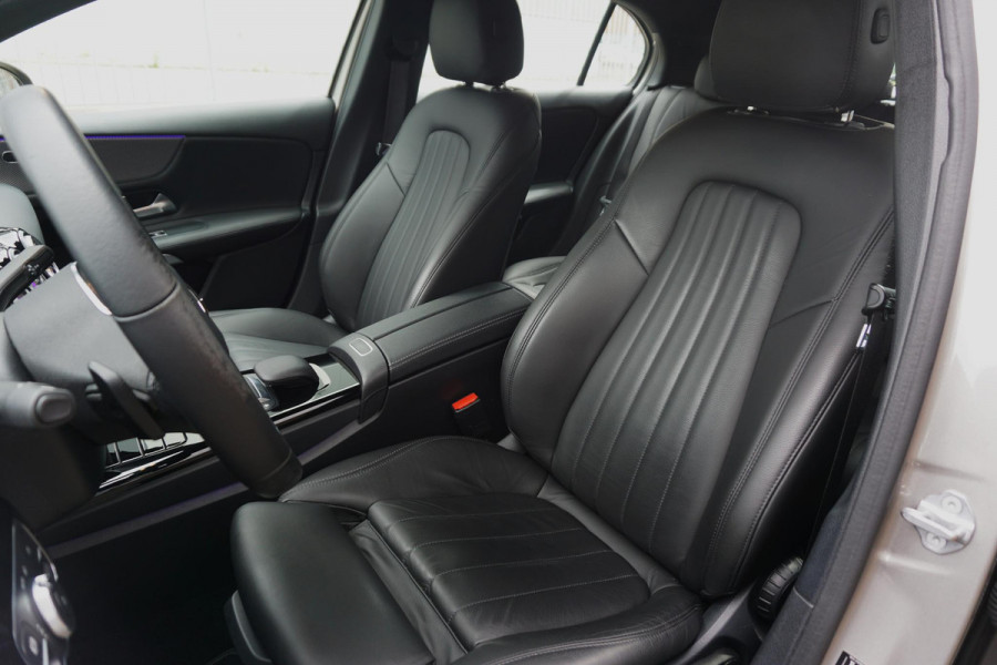 Mercedes-Benz A-Klasse 180 Luxury/Sportstoelen/leer/Sfeerverlichting/ Widescreen/Carplay.