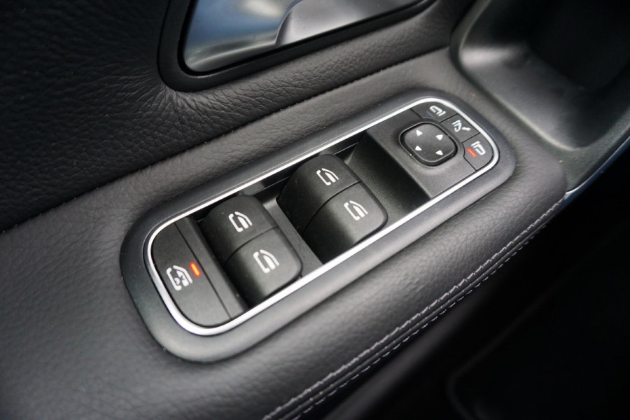 Mercedes-Benz A-Klasse 180 Luxury/Sportstoelen/leer/Sfeerverlichting/ Widescreen/Carplay.