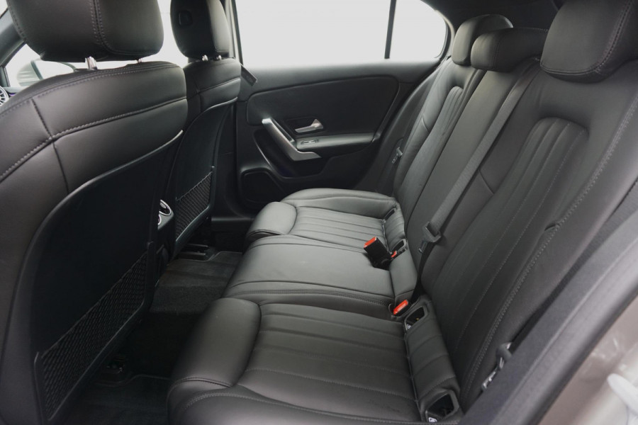 Mercedes-Benz A-Klasse 180 Luxury/Sportstoelen/leer/Sfeerverlichting/ Widescreen/Carplay.