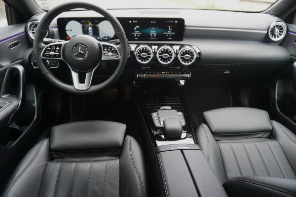 Mercedes-Benz A-Klasse 180 Luxury/Sportstoelen/leer/Sfeerverlichting/ Widescreen/Carplay.