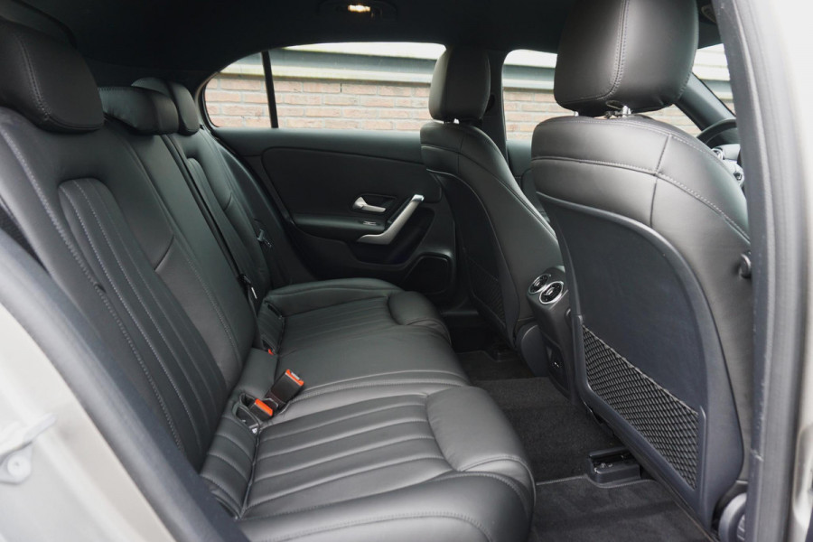 Mercedes-Benz A-Klasse 180 Luxury/Sportstoelen/leer/Sfeerverlichting/ Widescreen/Carplay.