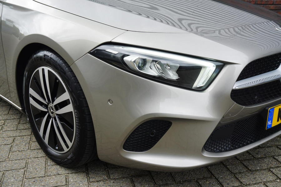 Mercedes-Benz A-Klasse 180 Luxury/Sportstoelen/leer/Sfeerverlichting/ Widescreen/Carplay.