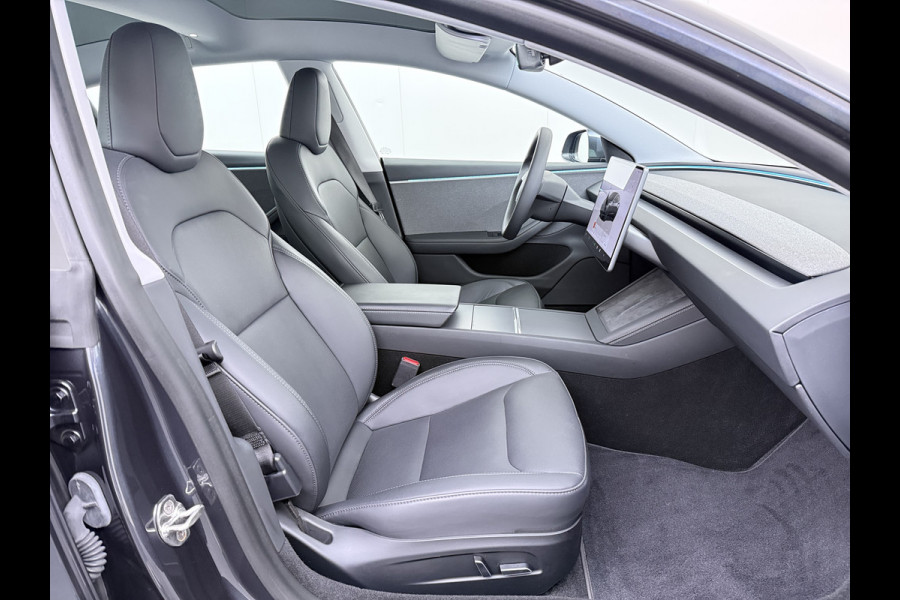 Tesla Model 3 RWD Highland NIEUW MODEL LFP SOH 94% Warmtepomp Entertainment Display Achter FSD 4 Computer AMD Ryzen™ Stoel+Achterbank+Stuurver Lmv Led Elek.Achterklep Draadloos Laden Wifi Dodehoek detector Keyless Fabrieksgarantie tot 17-1-2028/80.000km! Garantie op Accu en Motor tot 17-1-2032/160.000km