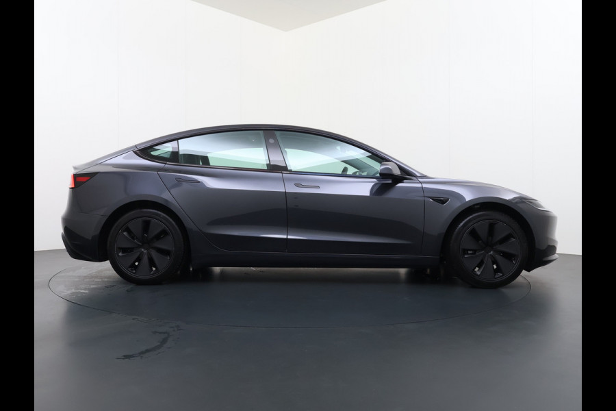 Tesla Model 3 RWD Highland NIEUW MODEL LFP SOH 94% Warmtepomp Entertainment Display Achter FSD 4 Computer AMD Ryzen™ Stoel+Achterbank+Stuurver Lmv Led Elek.Achterklep Draadloos Laden Wifi Dodehoek detector Keyless Fabrieksgarantie tot 17-1-2028/80.000km! Garantie op Accu en Motor tot 17-1-2032/160.000km