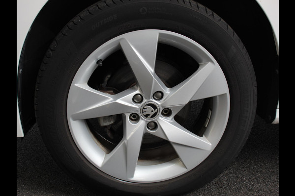 Škoda Kamiq 1.0 TSI Sport Business Climate control Cruise control Achteruitrijcamera Parkeersensoren Keyless Navigatie Apple Carplay/ Android auto Lichtmetalen velgen