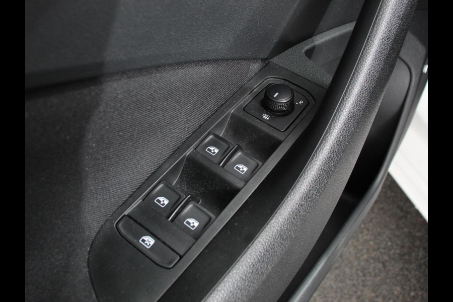 Škoda Kamiq 1.0 TSI Sport Business Climate control Cruise control Achteruitrijcamera Parkeersensoren Keyless Navigatie Apple Carplay/ Android auto Lichtmetalen velgen