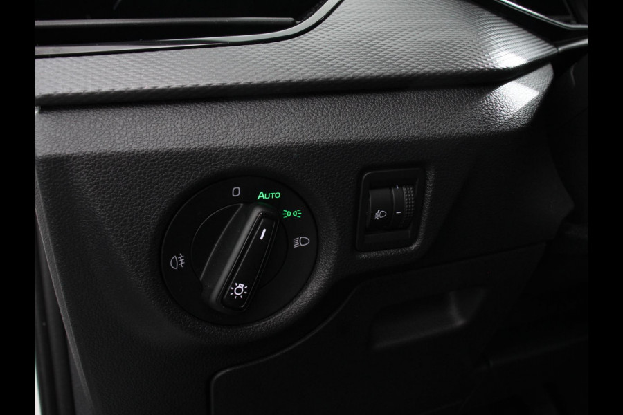 Škoda Kamiq 1.0 TSI Sport Business Climate control Cruise control Achteruitrijcamera Parkeersensoren Keyless Navigatie Apple Carplay/ Android auto Lichtmetalen velgen