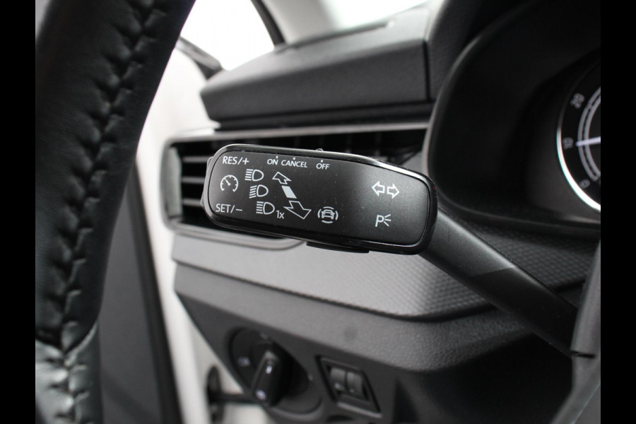 Škoda Kamiq 1.0 TSI Sport Business Climate control Cruise control Achteruitrijcamera Parkeersensoren Keyless Navigatie Apple Carplay/ Android auto Lichtmetalen velgen