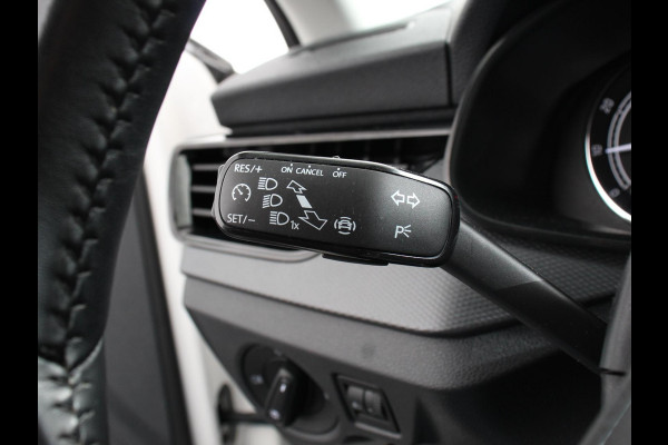 Škoda Kamiq 1.0 TSI Sport Business Climate control Cruise control Achteruitrijcamera Parkeersensoren Keyless Navigatie Apple Carplay/ Android auto Lichtmetalen velgen