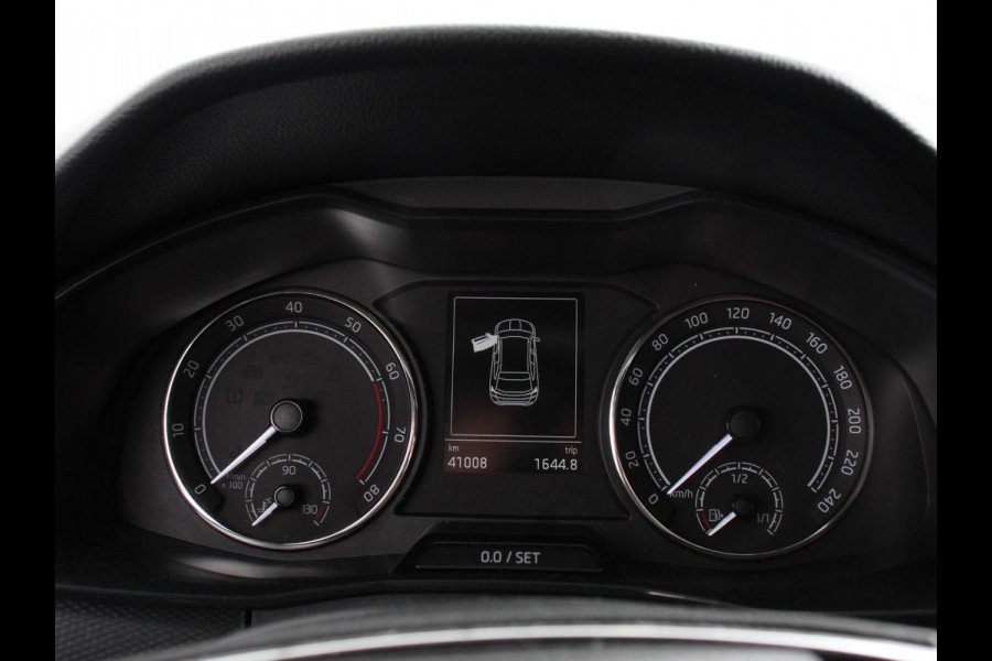 Škoda Kamiq 1.0 TSI Sport Business Climate control Cruise control Achteruitrijcamera Parkeersensoren Keyless Navigatie Apple Carplay/ Android auto Lichtmetalen velgen