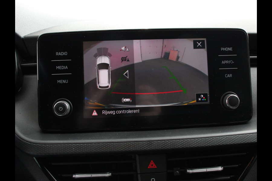 Škoda Kamiq 1.0 TSI Sport Business Climate control Cruise control Achteruitrijcamera Parkeersensoren Keyless Navigatie Apple Carplay/ Android auto Lichtmetalen velgen