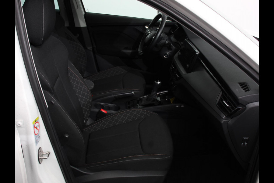 Škoda Kamiq 1.0 TSI Sport Business Climate control Cruise control Achteruitrijcamera Parkeersensoren Keyless Navigatie Apple Carplay/ Android auto Lichtmetalen velgen