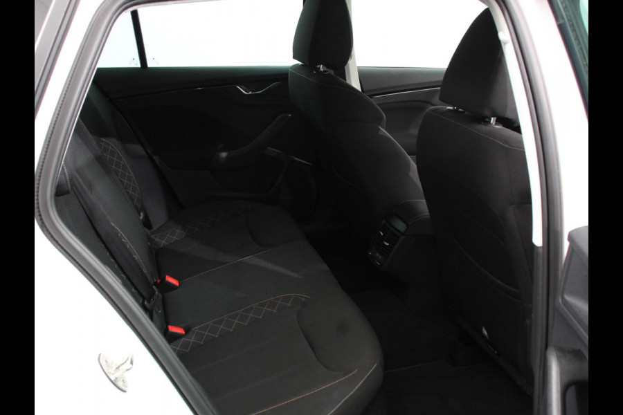 Škoda Kamiq 1.0 TSI Sport Business Climate control Cruise control Achteruitrijcamera Parkeersensoren Keyless Navigatie Apple Carplay/ Android auto Lichtmetalen velgen
