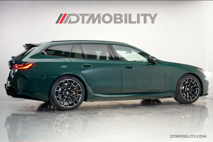 BMW 5 Serie Touring M5 | M-Drivers Pack | Keramisch | Akrapovič | Goodwood Grün Sonderlackierung