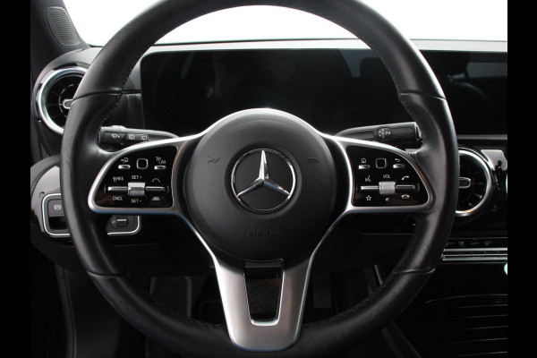Mercedes-Benz A-Klasse 200 Automaat Advantage Navigatie Apple Carplay/Android Auto Camera Adaptive cruise control Stoelverwarming Parkeer sensoren