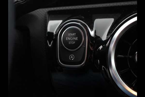 Mercedes-Benz A-Klasse 200 Automaat Advantage Navigatie Apple Carplay/Android Auto Camera Adaptive cruise control Stoelverwarming Parkeer sensoren
