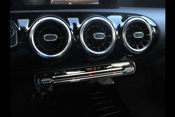 Mercedes-Benz A-Klasse 200 Automaat Advantage Navigatie Apple Carplay/Android Auto Camera Adaptive cruise control Stoelverwarming Parkeer sensoren