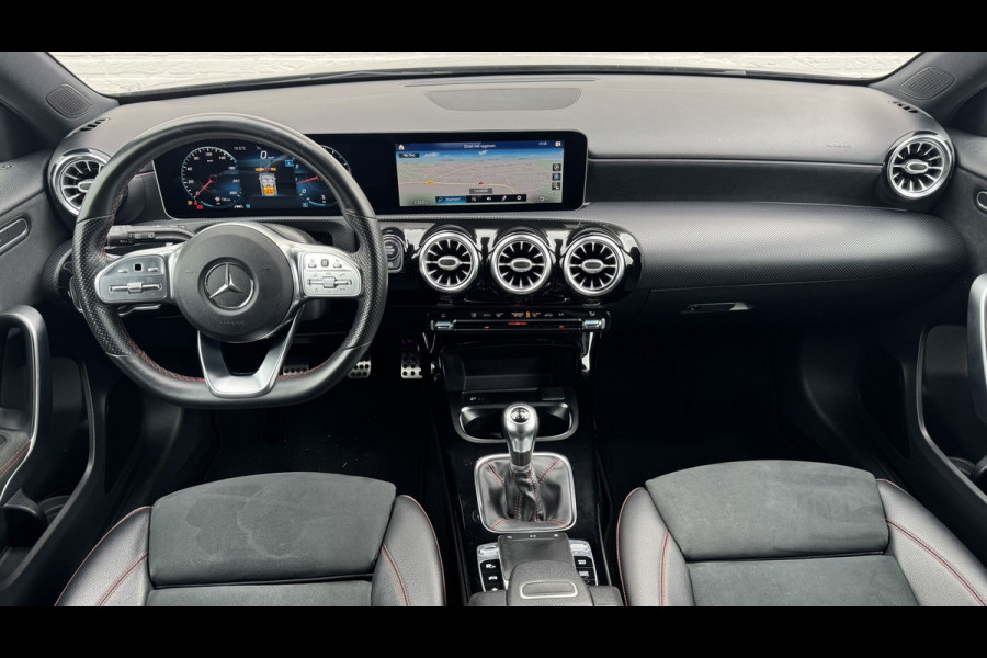 Mercedes-Benz A-Klasse 200 AMG Sfeer Camera Clima Navi Stoelverwarming 19"Multispoke velgen Sportonderstel
