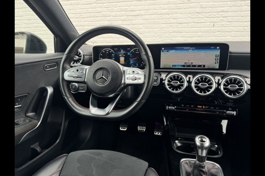 Mercedes-Benz A-Klasse 200 AMG Sfeer Camera Clima Navi Stoelverwarming 19"Multispoke velgen Sportonderstel