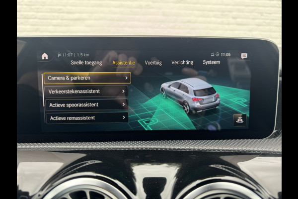 Mercedes-Benz A-Klasse 200 AMG Sfeer Camera Clima Navi Stoelverwarming 19"Multispoke velgen Sportonderstel