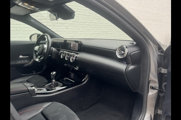 Mercedes-Benz A-Klasse 200 AMG Sfeer Camera Clima Navi Stoelverwarming 19"Multispoke velgen Sportonderstel