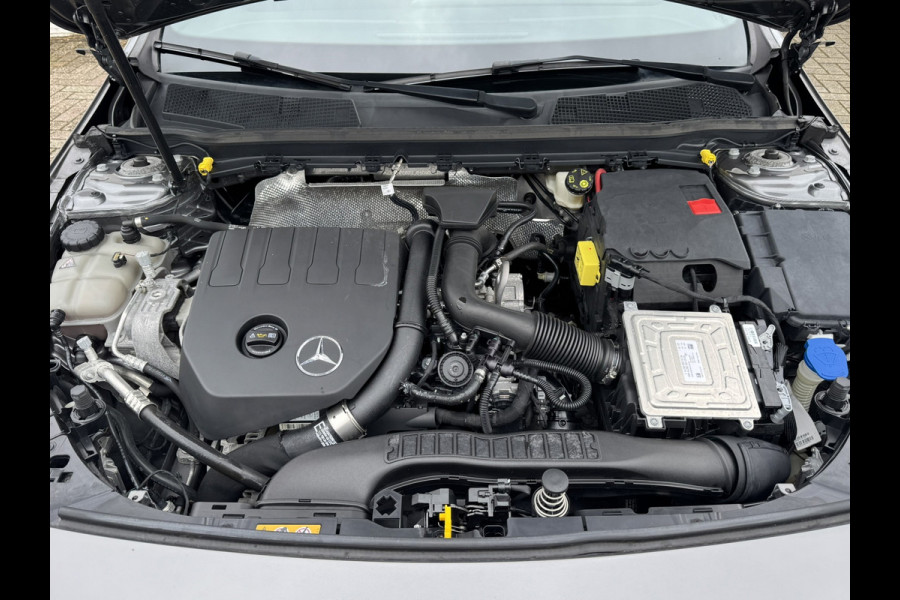 Mercedes-Benz A-Klasse 200 AMG Sfeer Camera Clima Navi Stoelverwarming 19"Multispoke velgen Sportonderstel